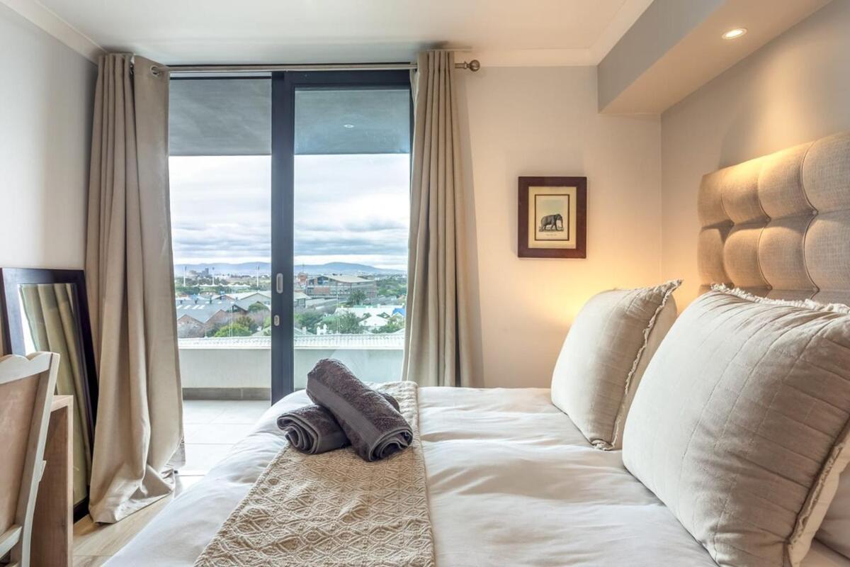 Tranquil, Spacious, Quiet Trendy With A View * Cape Town
