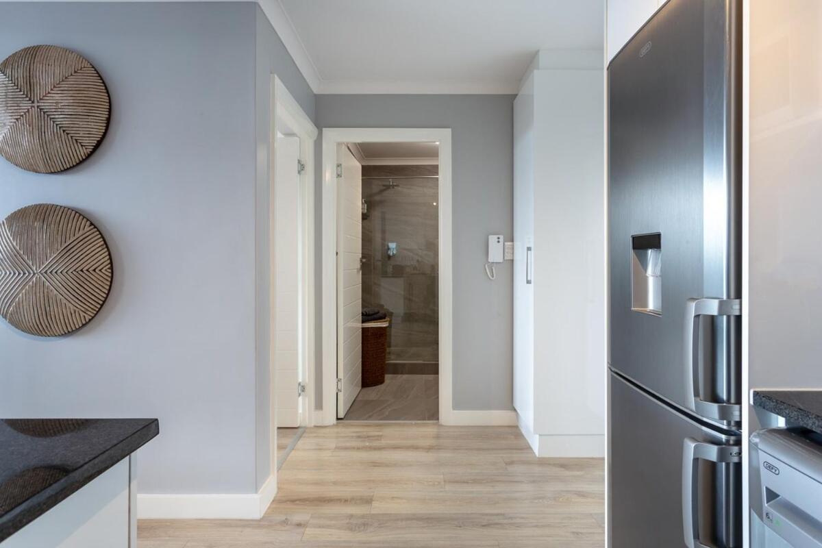 Tranquil, Spacious, Quiet Trendy With A View * Cape Town